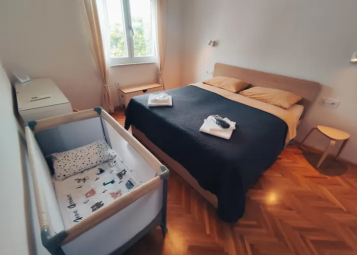 Sunny Aura Beach Apartment - Spacious And Bright, With Parking