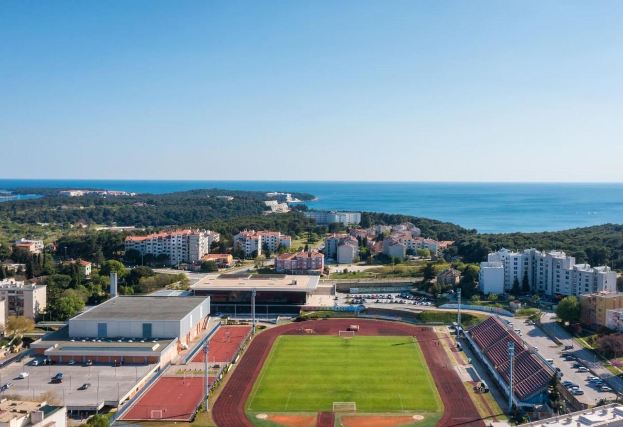 Sunny Aura - Spacious And Bright, With Parking Apartament