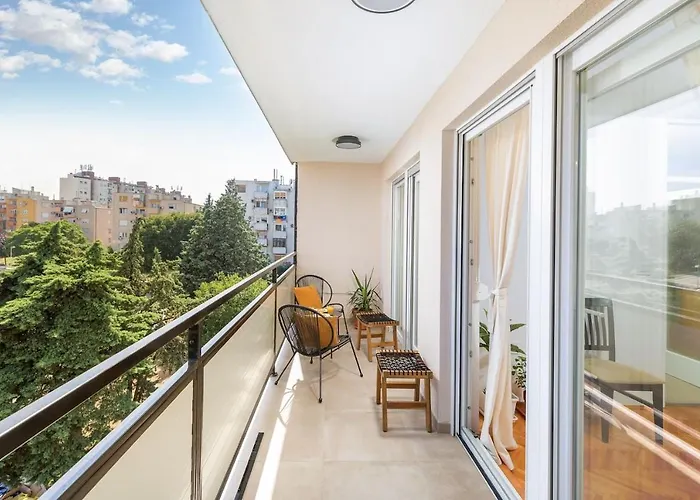 Sunny Aura Beach Apartment - Spacious And Bright, With Parking