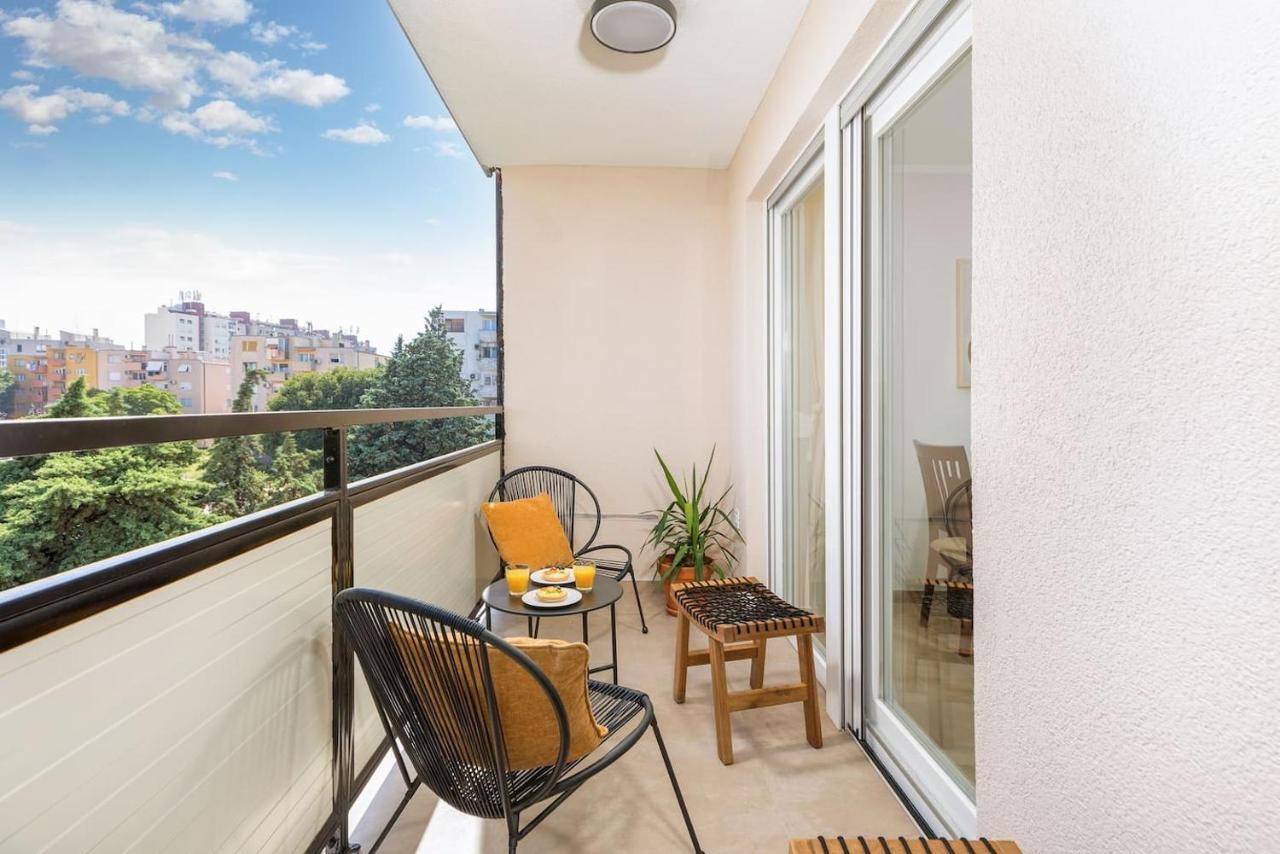 Sunny Aura - Spacious And Bright, With Parking