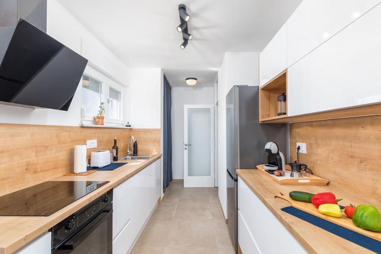 Apartment Sunny Aura - Spacious And Bright, With Parking Pula