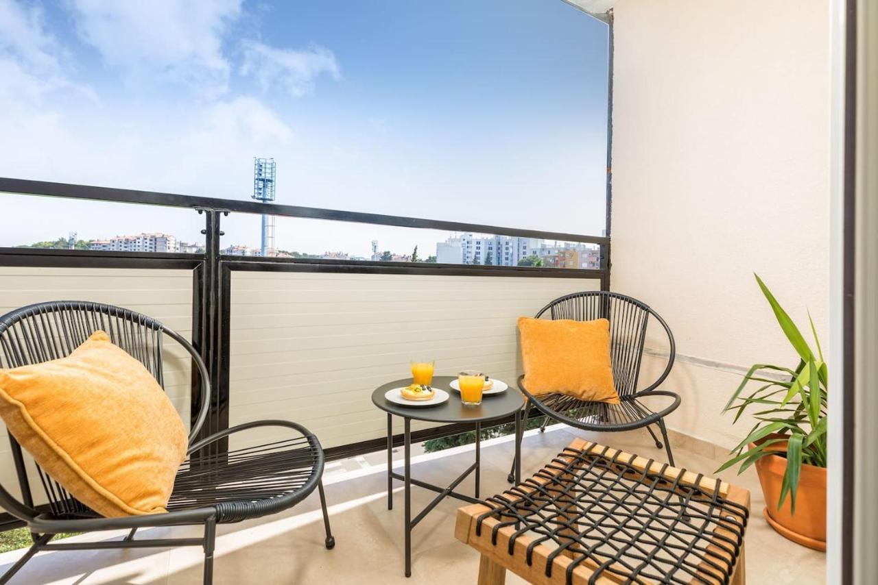 Sunny Aura - Spacious And Bright, With Parking