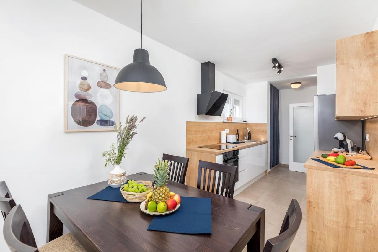 Sunny Aura - Spacious And Bright, With Parking Apartment Pula
