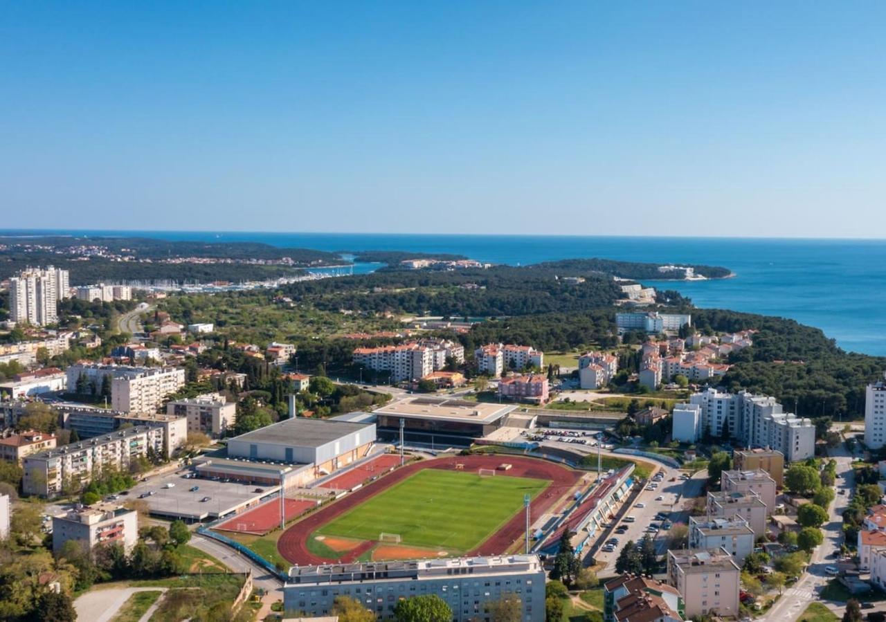Apartment Sunny Aura - Spacious And Bright, With Parking Pula