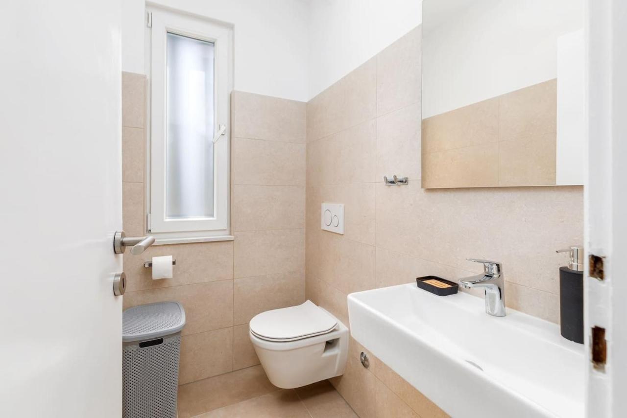 Sunny Aura - Spacious And Bright, With Parking *