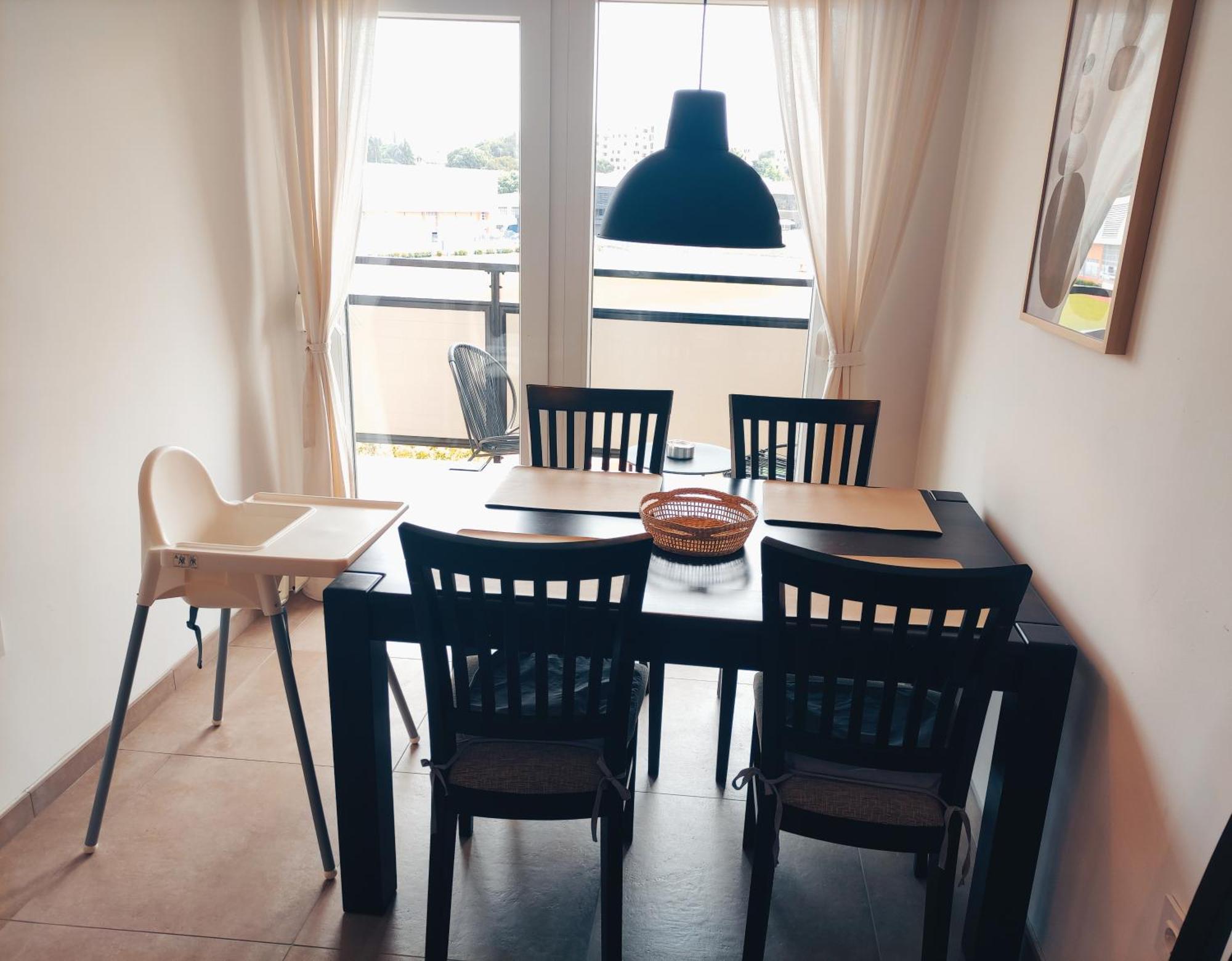 Sunny Aura - Spacious And Bright, With Parking